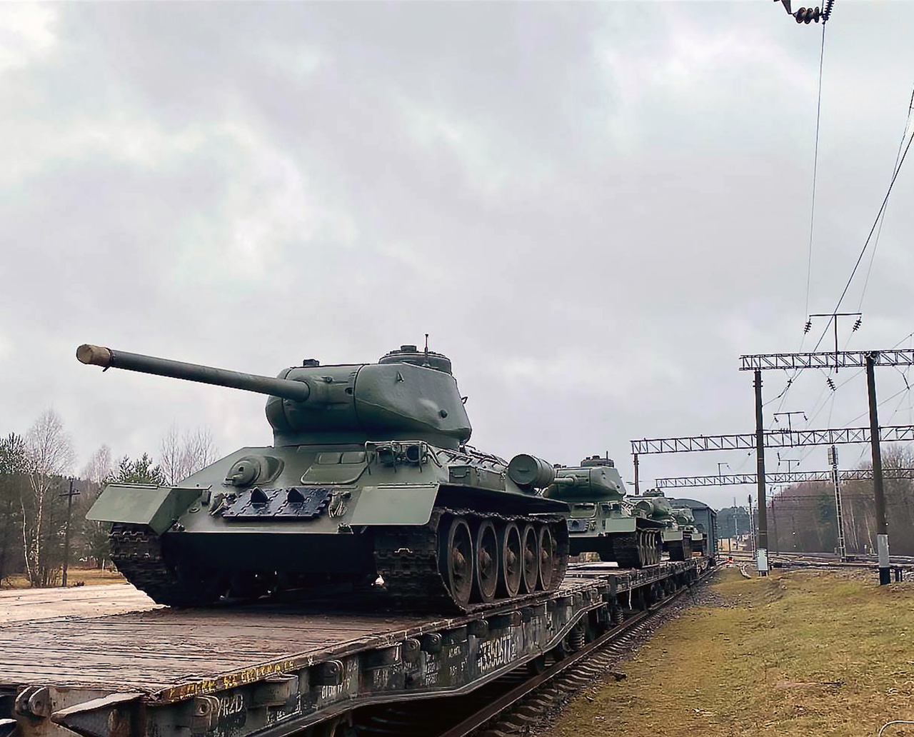 3 - Фотографии с места разгрузки воинского эшелона на станции Озерище с грузом танков Т-34, задействование которых планируется при проведении военного парада